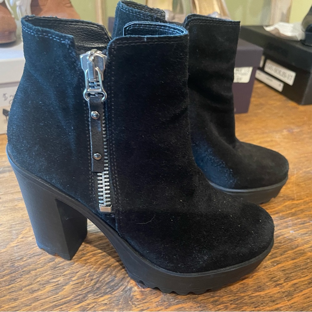 Black sued Ankle Boots